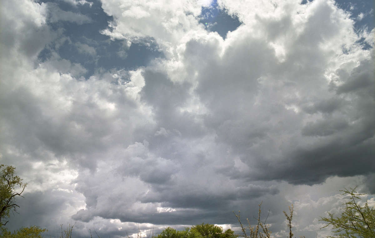 Nuvens de tempestade se agrupam na Reserva do Kalahari Central, Botsuana.