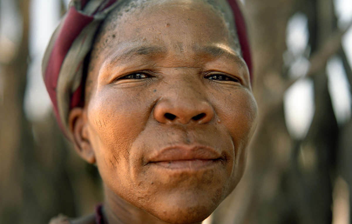 Le gouvernement botswanais a tenté à de nombreuses reprises d'expulser les Bushmen, mais nombre d'entre eux résistent afin de pouvoir rester sur leurs terres ancestrales.