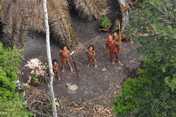 La imagen muestra a una comunidad próspera y saludable con cestas llenas de mandioca y papaya frescas de sus huertos.
