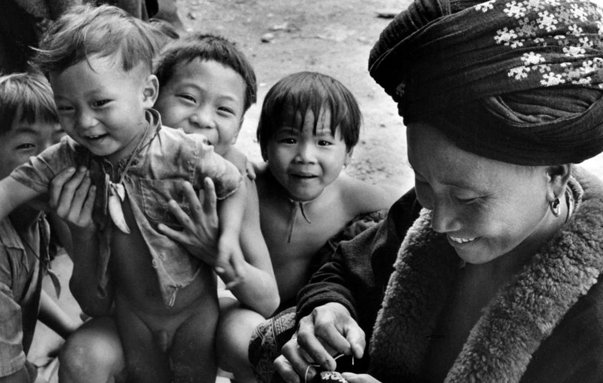 Femme et enfants yao, à la frontière entre la Thaïlande et le Laos, 1974.