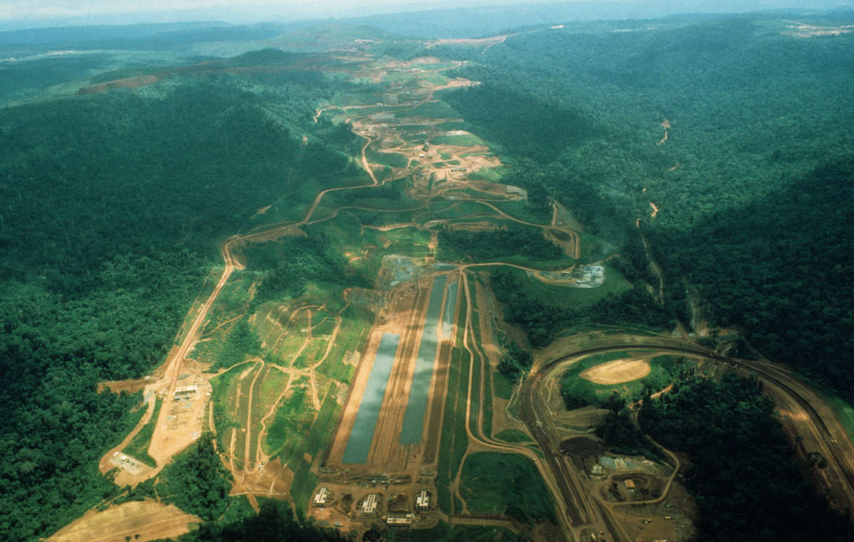 Die Carajás Mine und die Eisenbahn waren der Beginn der Besiedlung der Awá-Gebiete in Brasilien.
