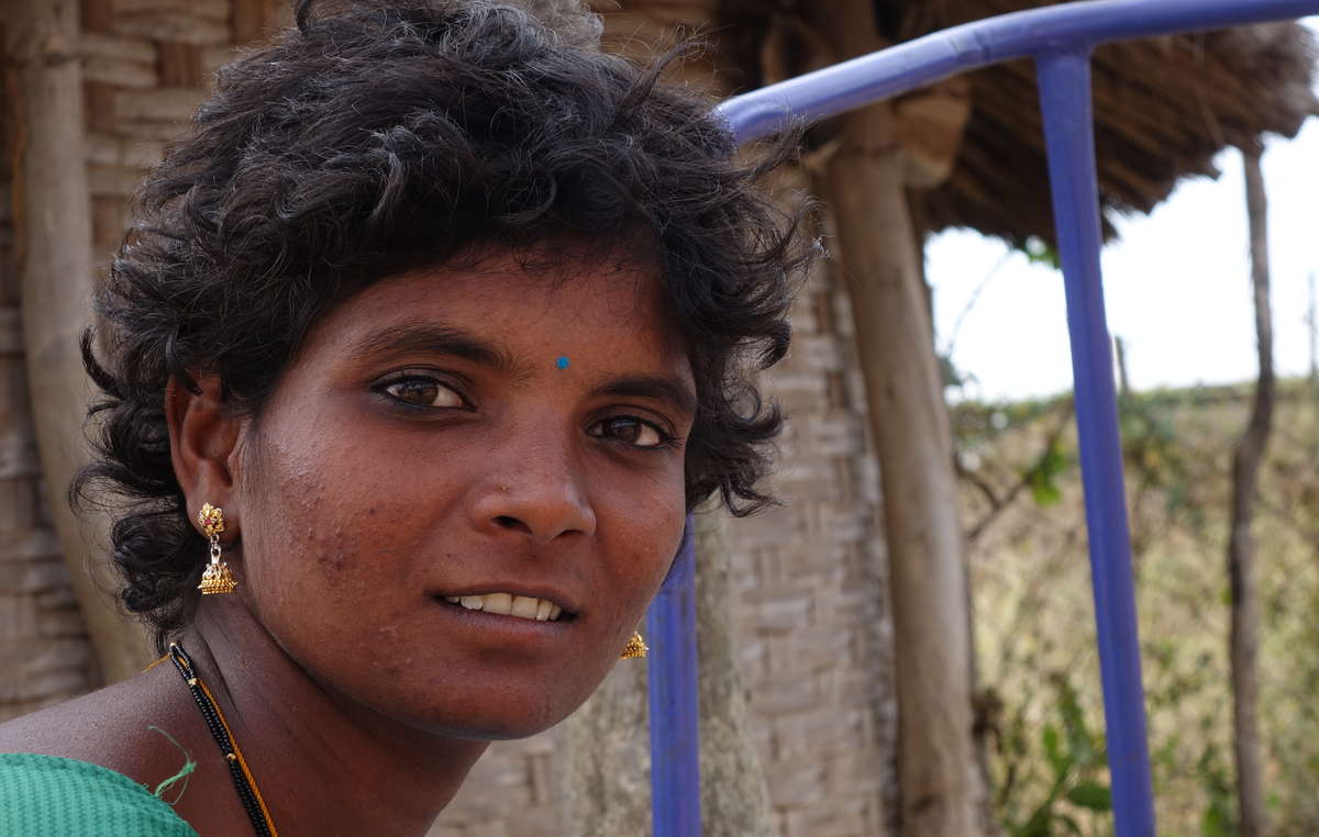 Uma mulher Chenchu da aldeia Pecheru, que foi despejada da Reserva de Tigres Nagarjunsagar Srisailam. Os Chenchu relatam que das 750 famílias que viviam na aldeia, somente 160 famílias sobreviveram após o despejo.
