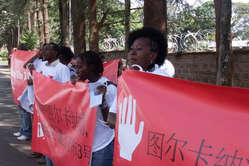 Friends of Lake Turkana manifestent contre l'implication de la Chine dans la construction du méga barrage hydroélectrique Gilgel Gibe 3.