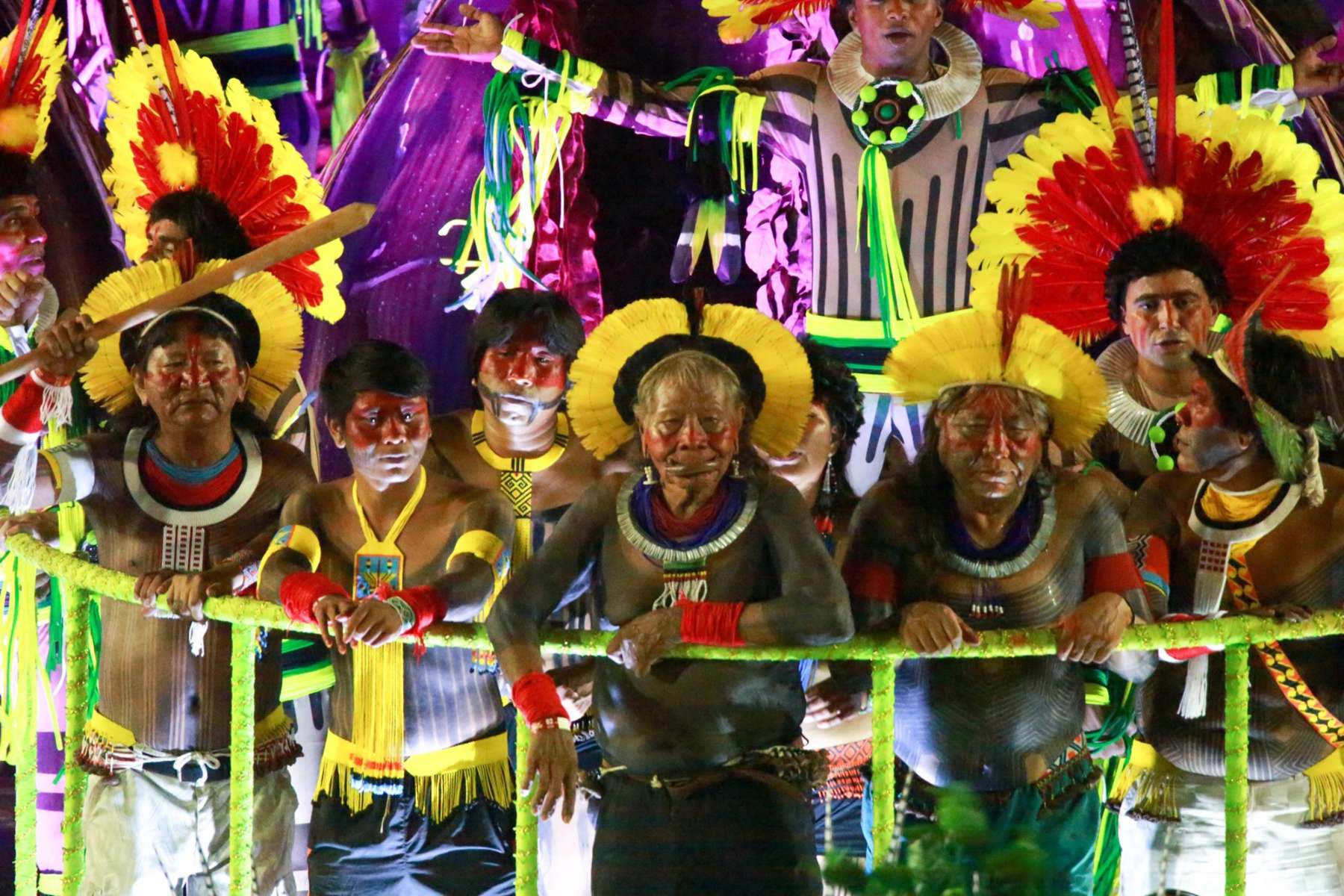 Carnevale di Rio: sfilata e protesta degli Indiani brasiliani