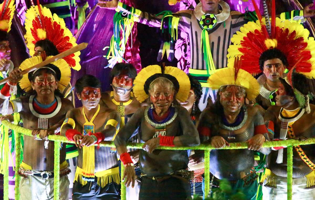 Cacique Raoni e lideranças indígenas do Xingu desfilam no Carnaval do Rio 2017