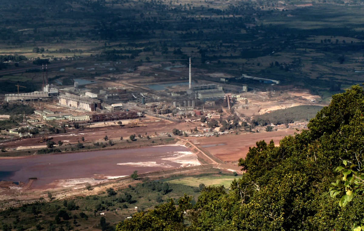 Vedantas Aluminium-Raffinerie in Lanjigarh, Odisha, von den Niyamgiri-Hügeln aus zu sehen.