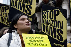 Die Indianer fordern einen Baustopp der drei kontroversen Staudämme im Amazonasgebiet.