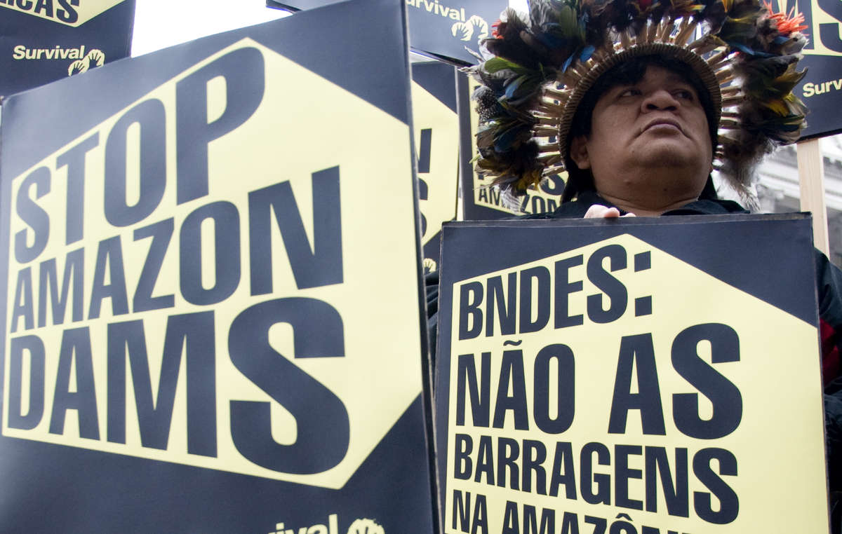 Les Indiens d'Amazonie appellent à l'arrêt de la construction du barrage de Belo Monte.
