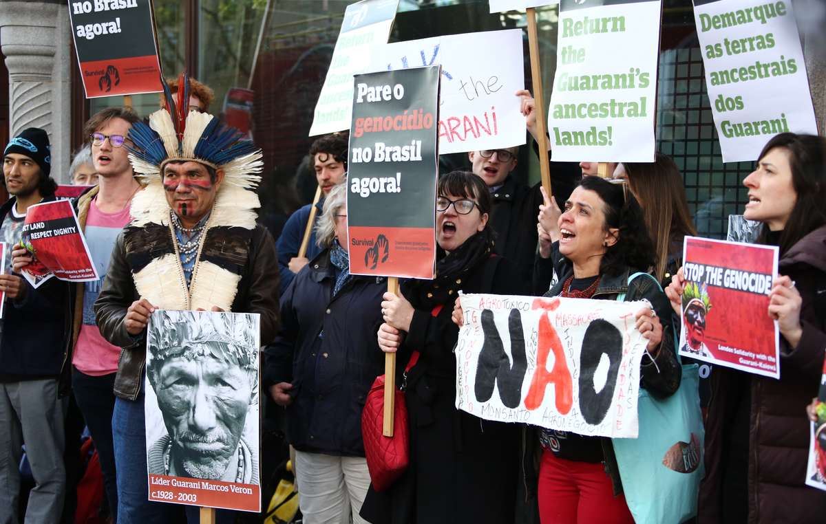 Manifestantes exigem o fim do roubo de terras indígenas no Brasil
