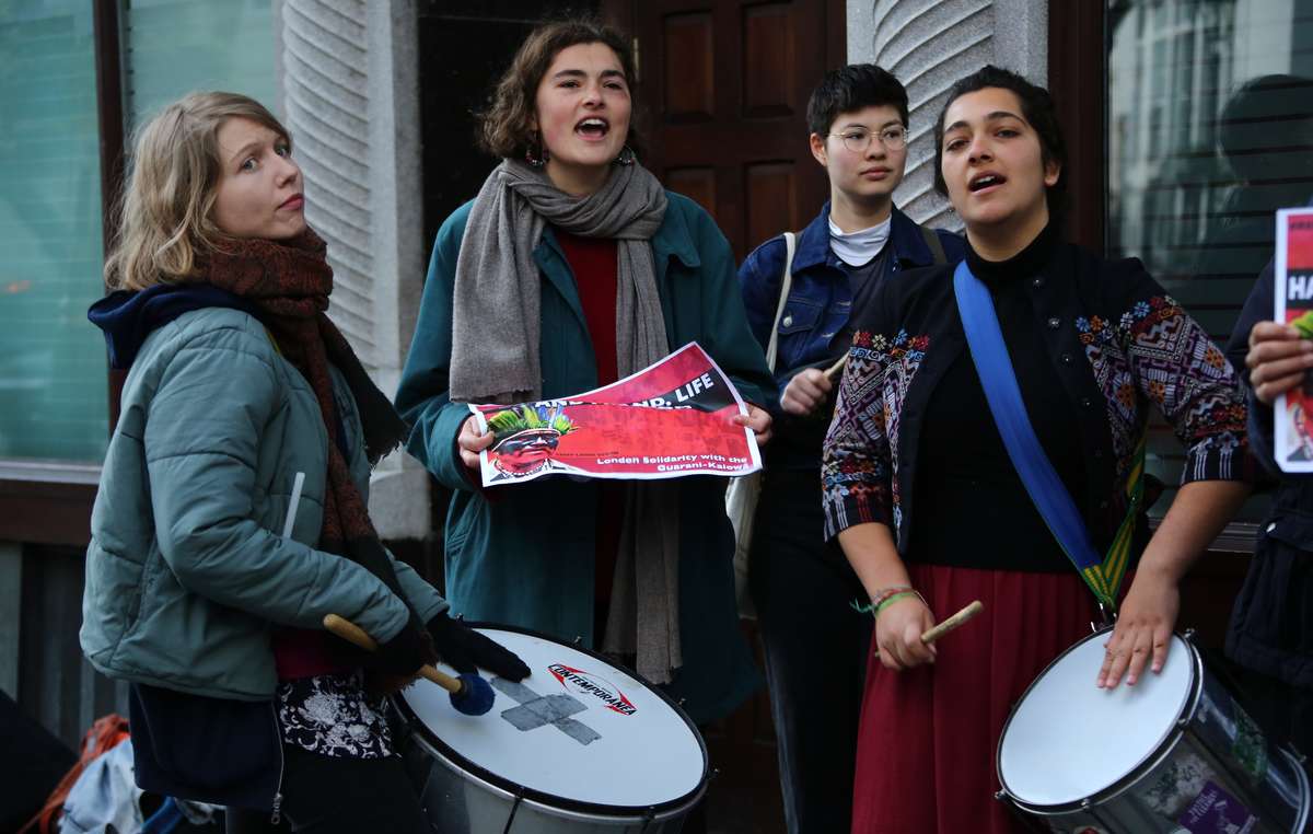 Uma escola de samba participou do protesto em frente à Embaixada Brasileira em Londres