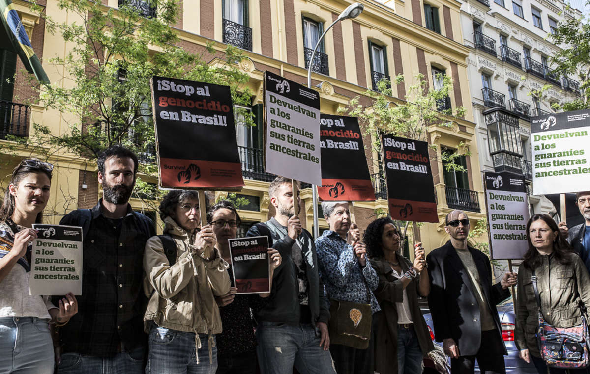 Apoiadores da Survival na Espanha protestaram contra a destruição da terra dos Guarani