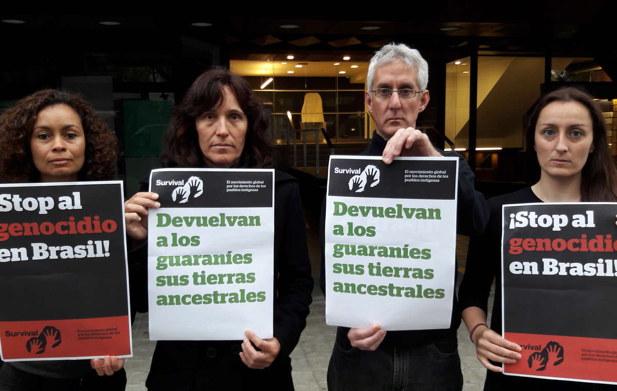 Activistas protestan ante el Consulado de Brasil en Barcelona contra el robo de tierras indígenas en Brasil.