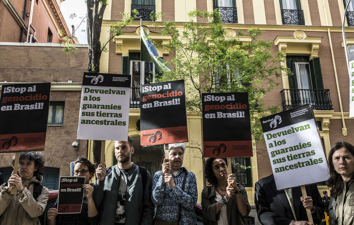 Concentración ante la Embajada brasileña en Madrid con motivo del Dia do Indio para protestar contra el robo de tierras indígenas.