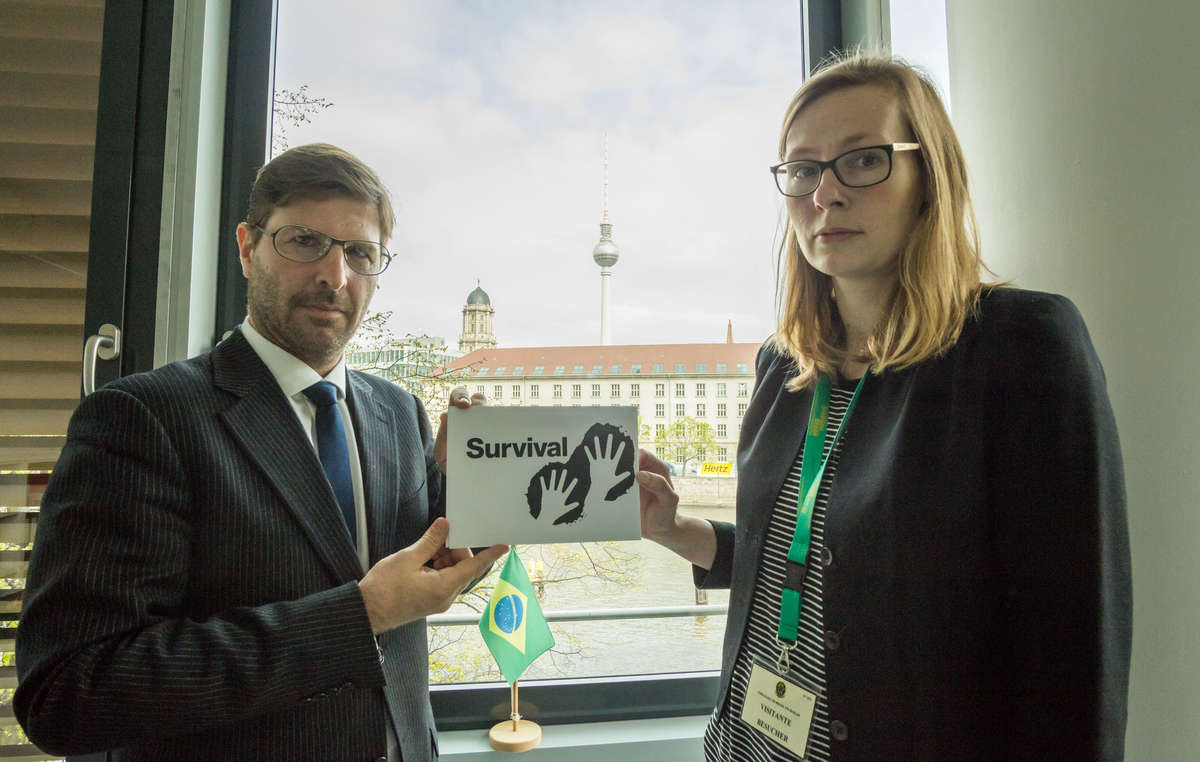 Una delegazione di Survival ha consegnato una lettera di protesta anche al Consolato brasiliano di Berlino.
