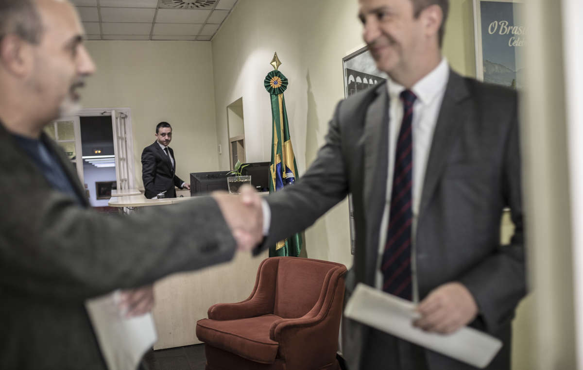 Auch in der Botschaft Brasiliens in Madrid überreichte Survival zum Dia do Indio ein Schreiben.