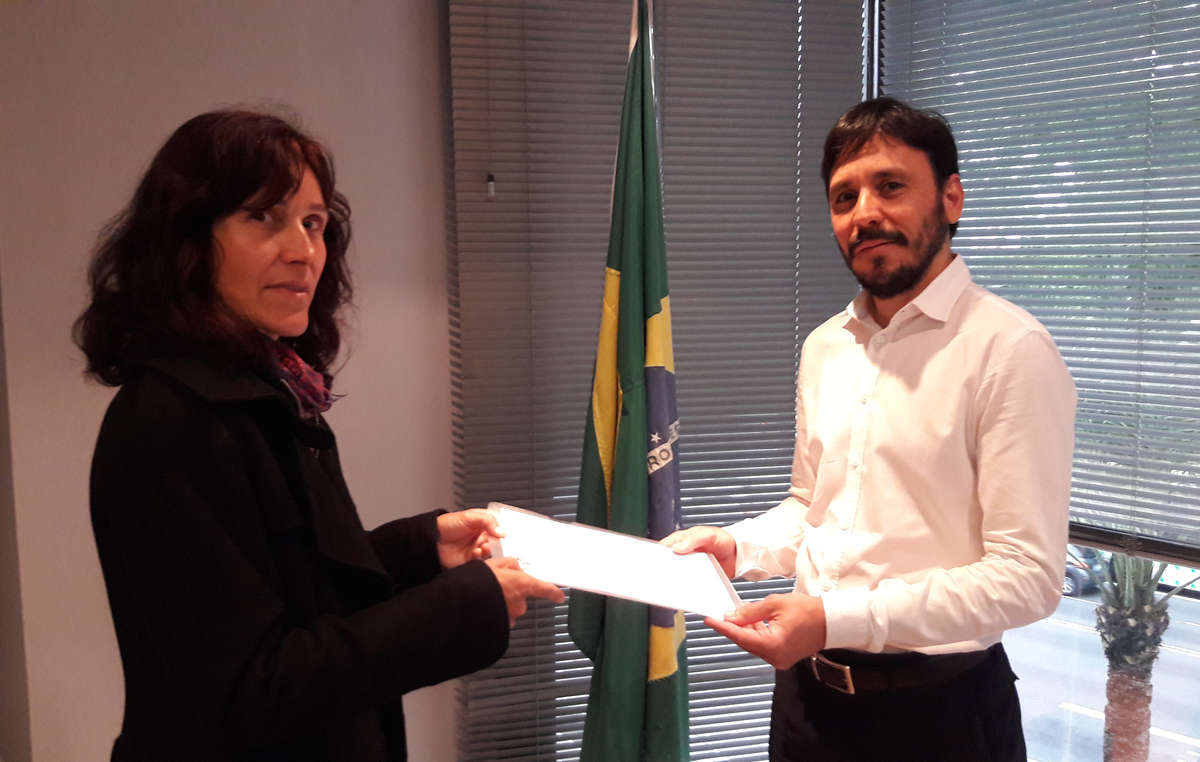 Activistas entregan una carta de Survival en el Consulado de Brasil en Barcelona para que se respeten los derechos de los guaraníes y otros pueblos indígenas brasileños.