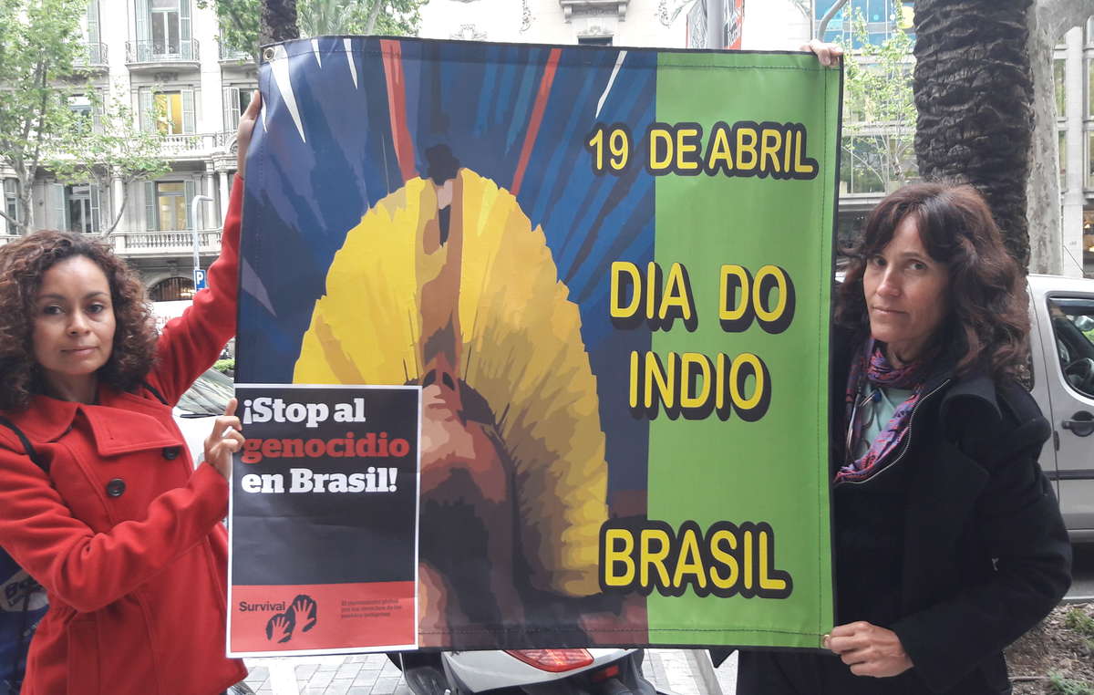 Simpatizantes de Survival portan por las calles de Barcelona una pancarta con el mensaje 'Stop al genocidio en Brasil'.
