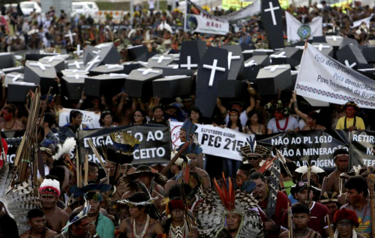 Imponenti proteste indigene a Brasilia contro i tentativi del governo di indebolire i diritti dei popoli indigeni, nel maggio del 2017.