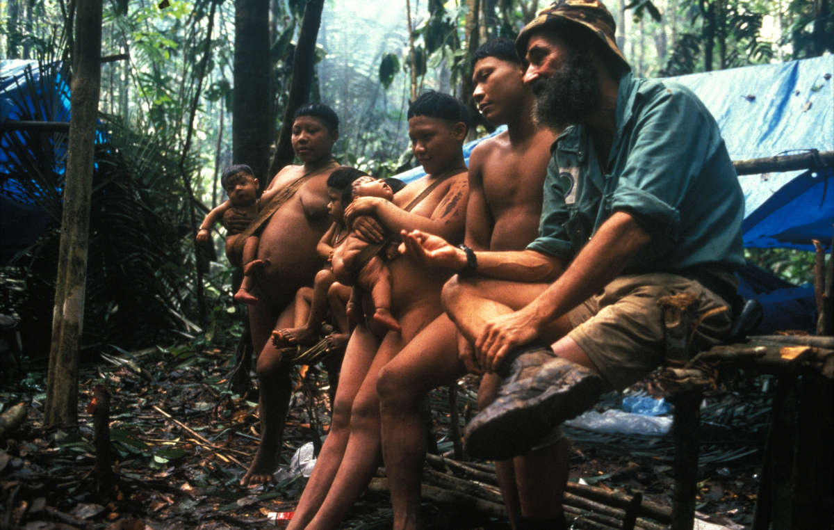 O etnógrafo e ex-chefe do departamento de índios isolados da FUNAI, Sydney Possuelo, com indígenas Korubo na floresta amazônica. A FUNAI fez o primeiro contato com o povo Korubo em 1996.