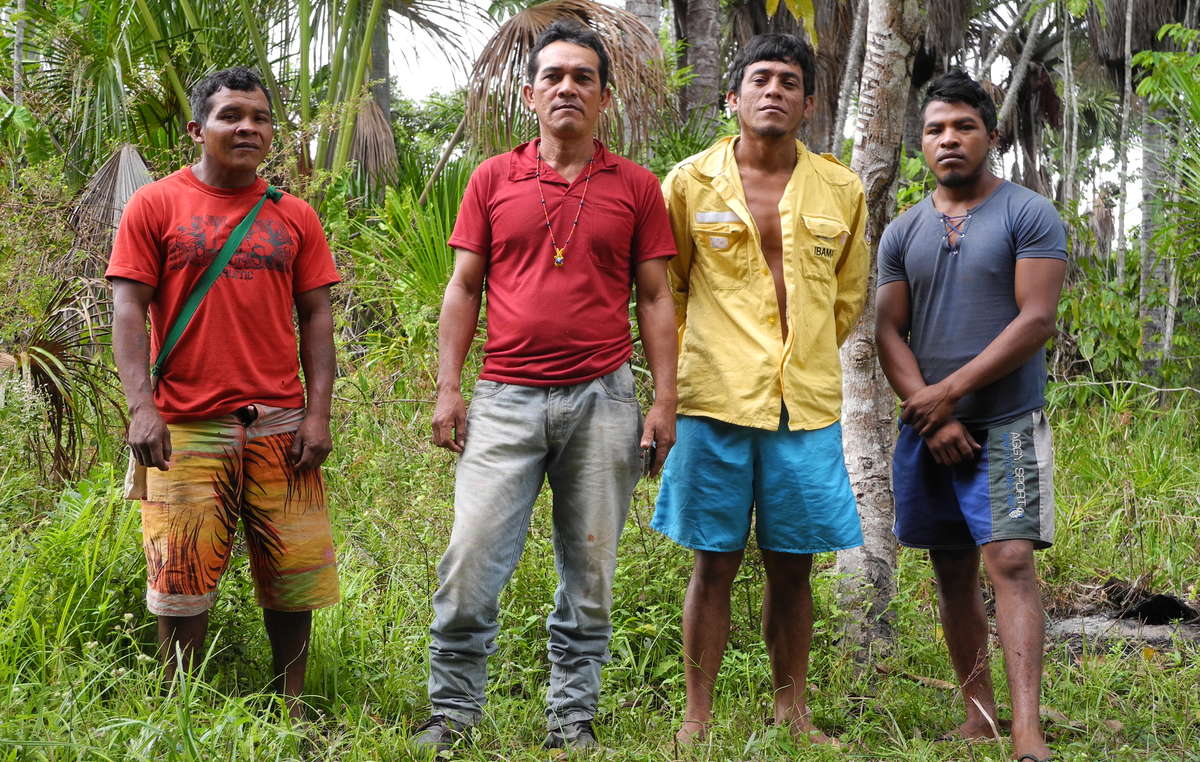 Los Guardianes de la Amazonia protegen su selva en la Amazonia brasileña. Paulo Paulino Guajajara (en el extremo derecho) fue asesinado en 2019 por invasores terrestres.