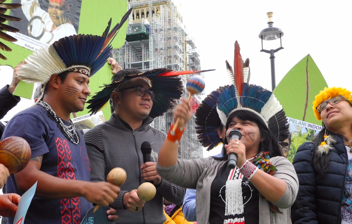 Indígenas brasileiros protestam na Europa pelos seus direitos