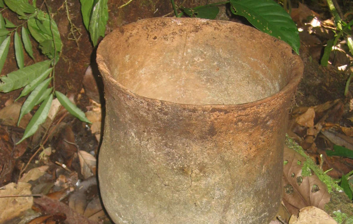 Potes de cerâmica encontrados na reserva Isconahua são provas da presença desses índios isolados.
