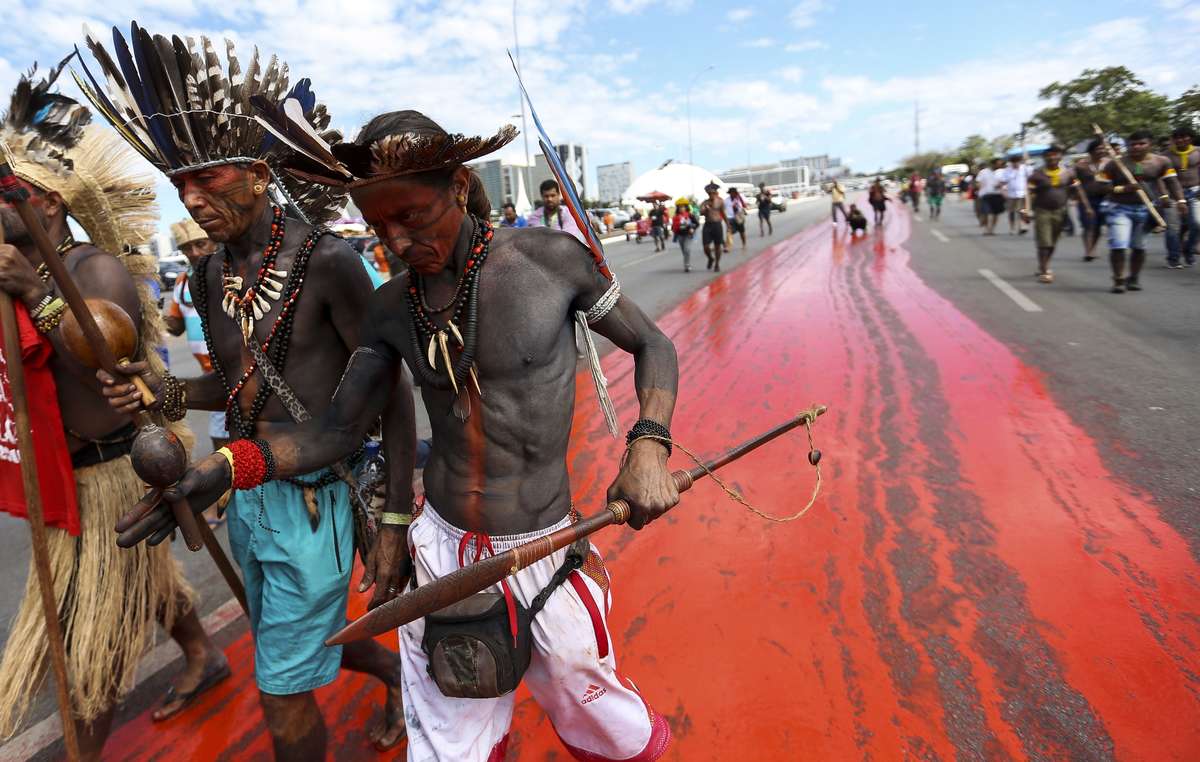 Resultado de imagen de fotos de bolsonaro contra los indigenas