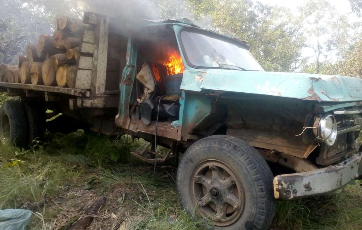 Eines der Bilder, das die Wächter an Survival International schickten, zeigt den brennenden Lastwagen der Holzfäller. Die Wächter fürchten gewaltsame Vergeltung und bitten um die Hilfe der brasilianischen Behörden.