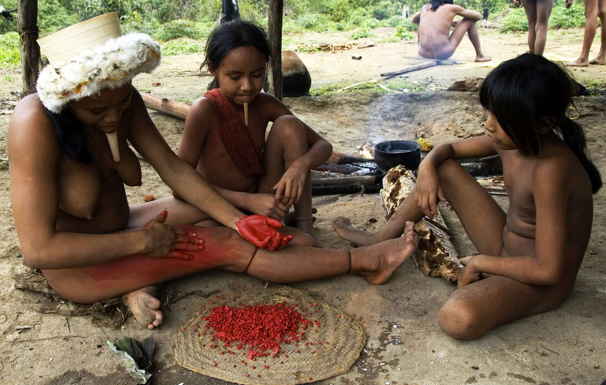 Como muitas tribos da América do Sul, os Zo'é usam o urucum para pintar seus rostos e corpos.