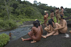 Eine Gruppe von Zo'é macht an einem Fluss Pause, Brasilien.