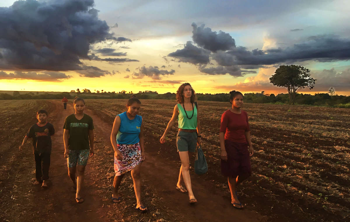 Sarah Shenker unterwegs mit Angehörigen der Guarani-Gemeinde aus Guaviry