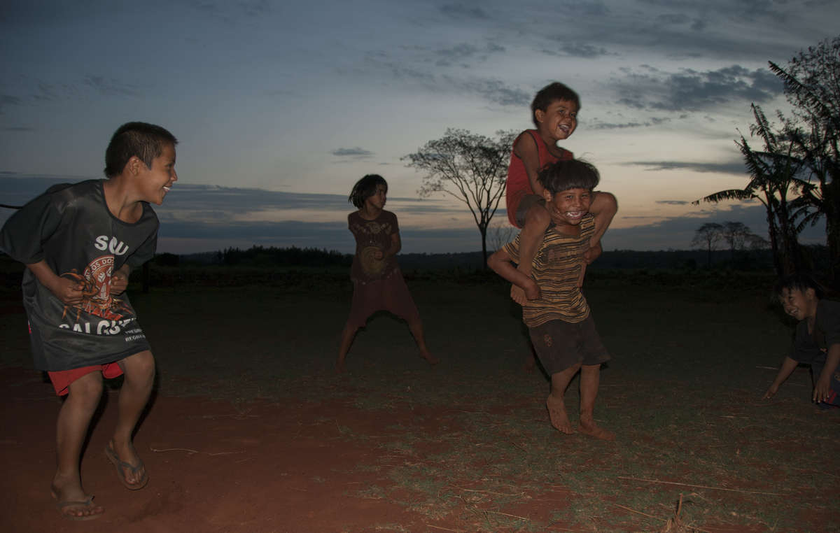 Kinder spielen bei Sonnenuntergang. In dieser schwierigen und von Gewalt geprägten Zeit zeigt die Gemeinschaft eine erstaunlich hohe Widerstandsfähigkeit.