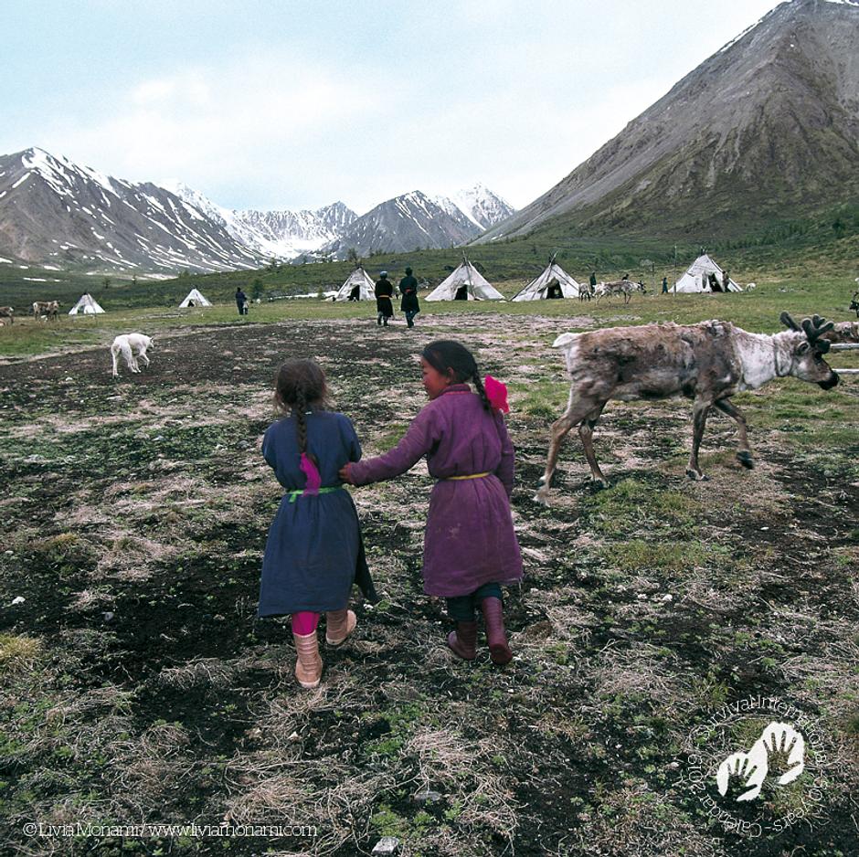 Villaggio tsaatan, Mongolia, 2004. Calendario 2019 di Survival, gennaio. 

Le società indigene sono contemporanee e moderne, semplicemente non sono industrializzate. Sono straordinariamente diverse e da loro possiamo imparare molto. Spesso antepongono la comunità all’individuo, e condividono e scambiano i beni invece di accumulare ricchezza personale. 