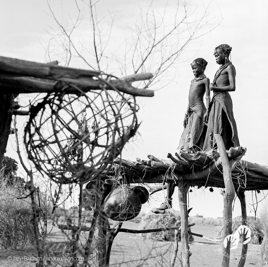 Giovani Dassanech, delta del Fiume Omo, Etiopia, 2007. Calendario 2019 di Survival, agosto. 

Per i popoli indigeni, la terra è vita. La loro terra fornisce loro cibo, medicine, vestiti, una casa e il senso di identità e appartenenza. Il furto delle terre indigene è un crimine riconosciuto dalla legge internazionale. 

Le fotografie di Jane Baldwin sono in mostra al MUDEC di Milano fino al 6 gennaio, nell’ambito dell’installazione multimediale realizzata da Studio Azzurro dal titolo "Se a parlare non resta che il fiume":http://www.mudec.it/ita/fiume-mostra-mudec-milano/ - Ambiente sensibile per le tribù della valle dell’Omo.