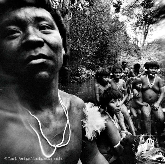 Yanomami, Brasil. Calendario de Survival 2019, julio.

La fotógrafa Claudia Andujar fue una de las fundadoras de la victoriosa campaña de defensa de los derechos de los yanomamis sobre su territorio (CCPY). Survival encabezó la labor a escala internacional para asegurar que las voces de los yanomamis se escucharan en el mundo entero. Al cabo de 20 años, ganamos. El territorio yanomami es actualmente el área selvática protegida más extensa del mundo que se halla bajo control indígena.

El calendario del 50º aniversario de Survival está disponible en *<a target="_self" href="https://tienda.survival.es">tienda.survival.es</a>* al precio de 14€.
