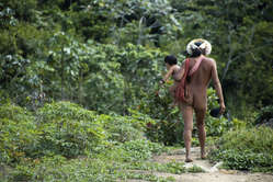 Le donne Zo’é trasportano i bambini in marsupi a fascia tessuti con fibre di palma o con il cotone coltivato nei loro orti.