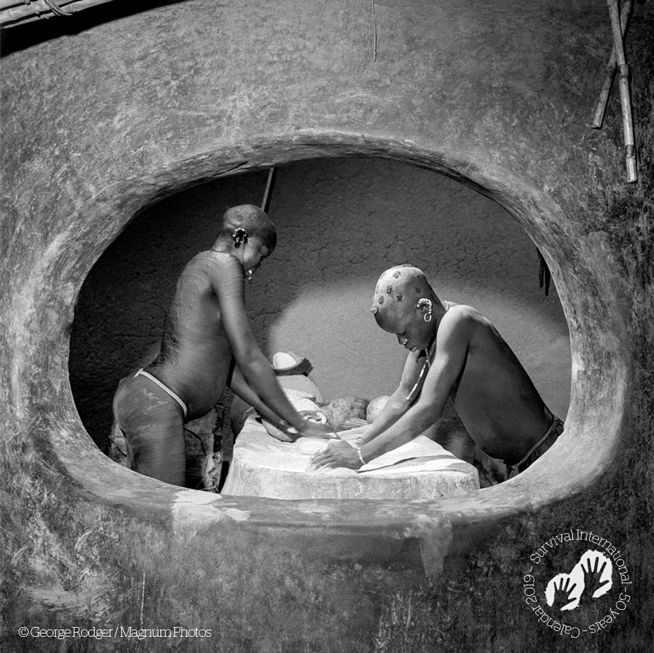 Donne Nuba, Sudan, 1949. Calendario 2019 di Survival, giugno. 

I popoli indigeni che mantengono il controllo della loro terra sono più sani, e hanno una qualità di vita decisamente migliore di coloro che sono stati sfrattati e che si sono visti imporre lo “sviluppo” dall'esterno. I popoli indigeni devono essere liberi di scegliere autonomamente come adattarsi a un mondo in continuo cambiamento. 