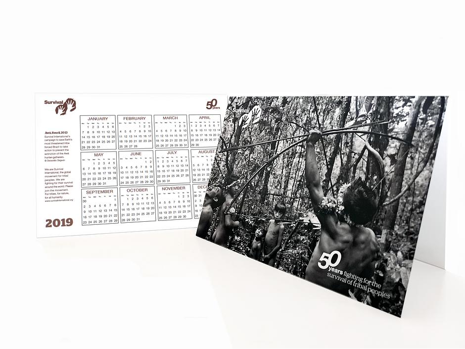 Il calendarietto da tavolto gratuito incluso in ogni copia del Calendario 2019 di Survival International.  

La bella immagine dei cacciatori-raccoglitori Awá è del leggendario fotografo Sebastião Salgado.