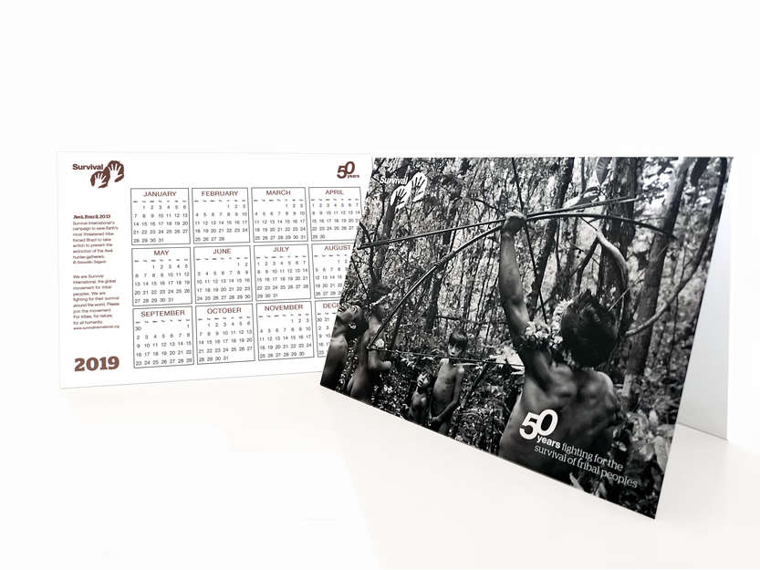 Il calendarietto da tavolto gratuito incluso in ogni copia del Calendario 2019 di Survival International.  

La bella immagine dei cacciatori-raccoglitori Awá è del leggendario fotografo Sebastião Salgado.