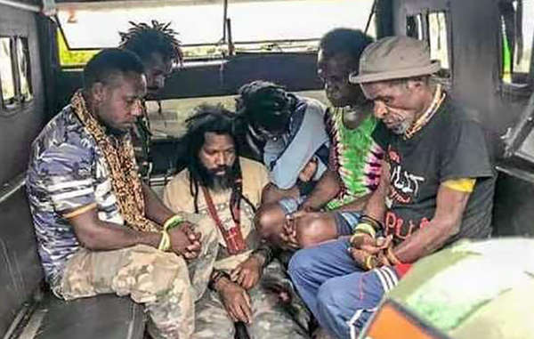 Papúes occidentales detenidos por apoyar pacíficamente la declaración de Vanuatu en la ONU.