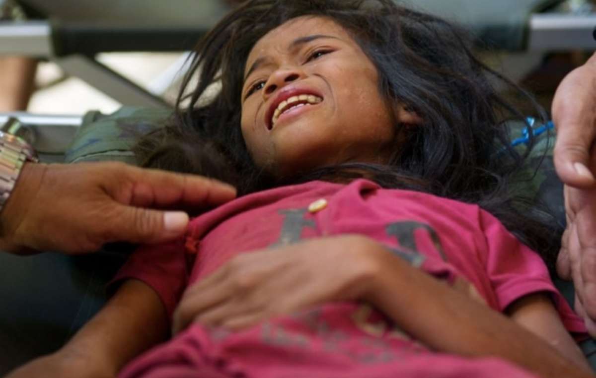 Norieen Yaakob del popolo Temiar della Malesia, sopravvissuta a stento dopo essere scappata dalla scuola residenziale in cui si trovava. È stata ritrovata 47 giorni dopo la fuga dall’istituto; gli altri 5 bambini che erano con lei erano ormai morti.