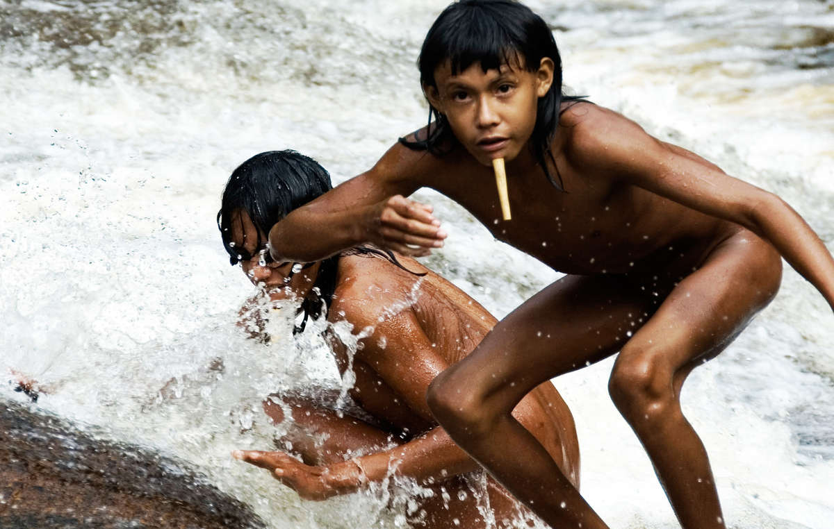 Gli Zo’è sono una tribù molto isolata, contattata con la forza negli anni ’80. Molti di loro sono morti di malattie verso cui non avevano difese immunitarie.