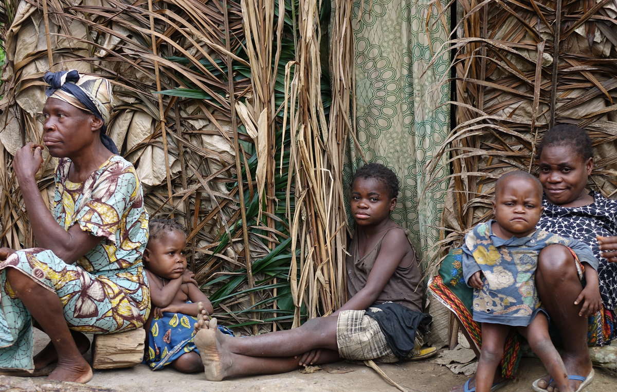 Baka aus Messok Dja (Kongo). Sie pflegen den Wald seit Generationen und sind die besten Hüter der Natur. Aber der WWF hat Parkranger finanziert, die brutale Gräueltaten an den Baka begangen haben. © Fiore Longo/Survival.