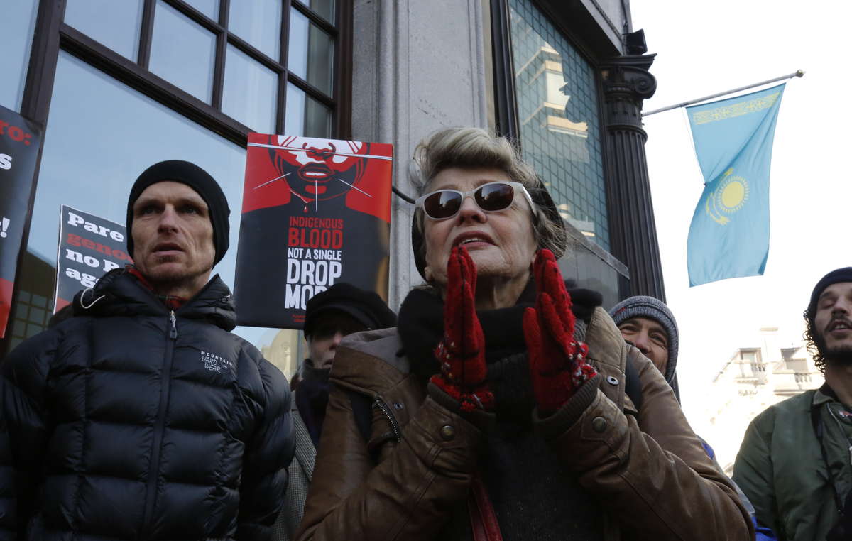Oscar-Preisträgerin Julie Christie unterstützt den Protest vor der brasilianischen Botschaft in London und fordert ein Ende des Genozids an indigenen Völker in Brasilien.