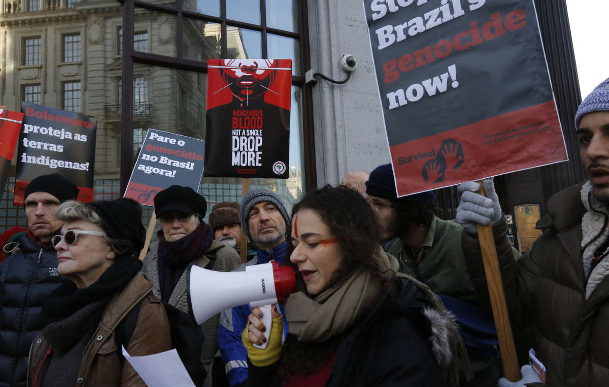 Manifestants à Londres devant l‘ambassade du Brésil au Royaume-Uni.