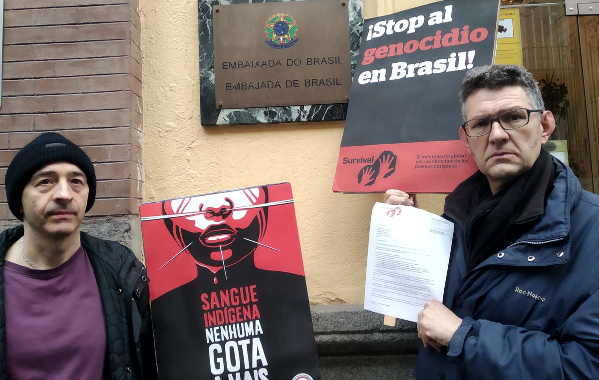 Manifestants à Madrid montrant une lettre appelant à mettre fin au violations des droits autochtones, qu‘ils ont remis à l‘ambassade du Brésil.