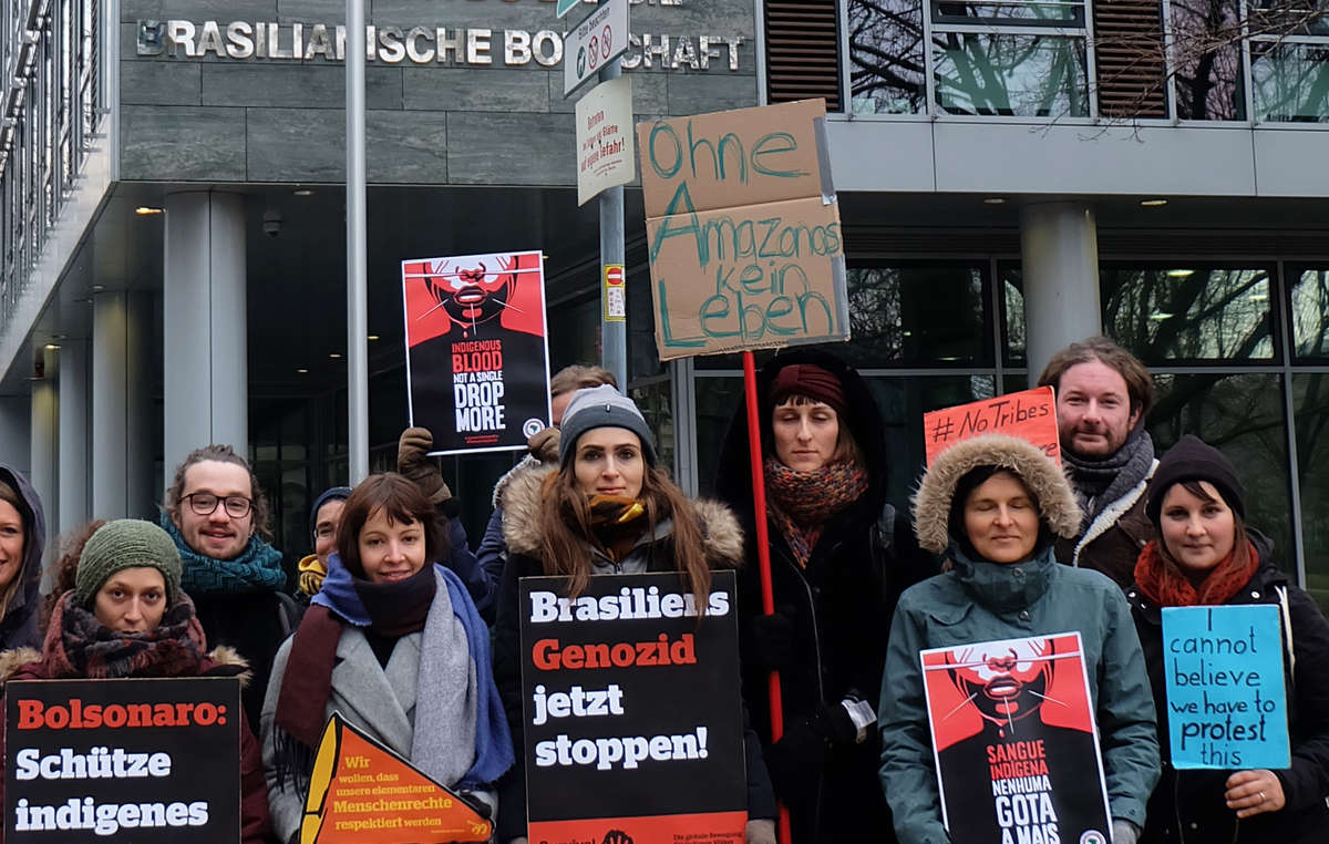 Manifestantes na Embaixada do Brasil em Berlim.