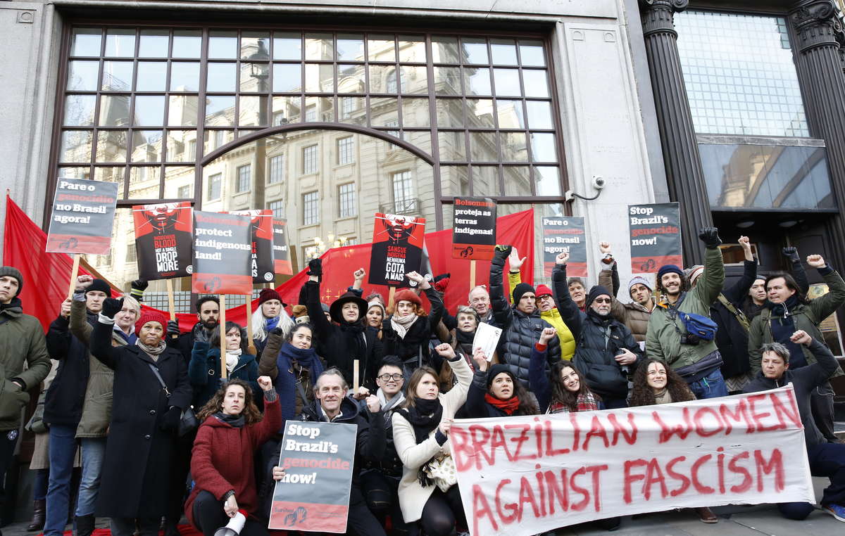 Manifestants à Londres devant l‘ambassade du Brésil au Royaume-Uni.