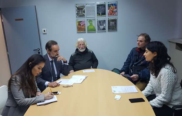 Survival entrega carta a la Embajada brasileña en Paris, Francia.
