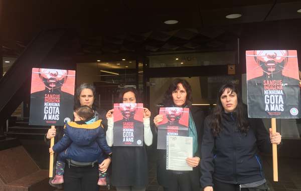 Activistas en Barcelona, España demandando se respeten los derechos de los pueblos indígenas.